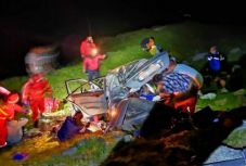 Szakadékba zuhant öt fiatal a Transzfogarasi-úton