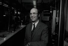 Elhunyt John Robert Schrieffer Nobel-díjas amerikai fizikus