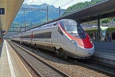 Gyermekével együtt vonat elé löktek egy anyát Frankfurtban