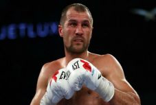 Kiviselte magát a világbajnok bokszoló, leszállították a repülőről