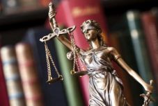 Caracali tinigyilkosság: újabb ürügy az árokásásra