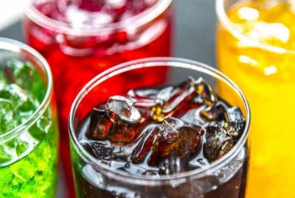 Még jobban megadózná a kormány szeptembertől a cukros üdítőket