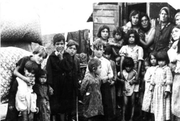 Rendezvénysorozattal emlékezik a kormány a roma holokausztra