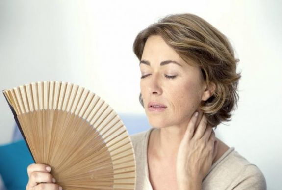 Akár 20 évvel is késleltetheti a menopauzát egy úttörő brit beavatkozás