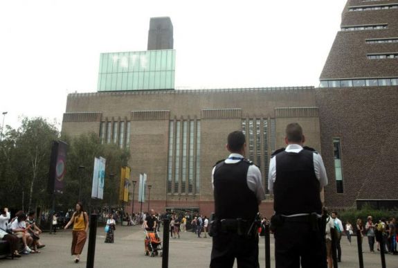 Túl van az életveszélyen a londoni Tate Modern múzeum teraszáról ledobott kisfiú