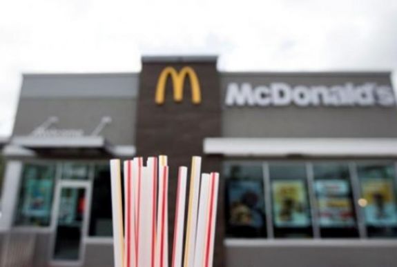 Elismerte a McDonald’s: nem környezetbarát az általuk kínált papír szívószál