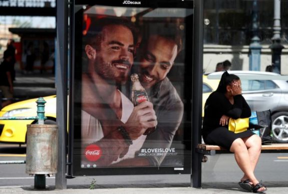 Coca-Cola-botrány Magyarországon: vegyes reakciók fogadták a melegbarát plakátokat