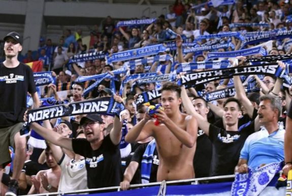 Az UEFA által elrendelt zárt kapuk ellenére közönséget toboroz a Craiova