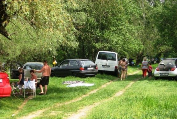 Betiltották a piknikezést és a tömegrendezvényeket az Arad környéki erdőkben