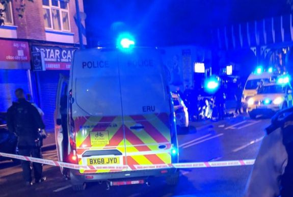 Bozótvágó késsel támadtak egy rendőrre Londonban, súlyosan megsebesült