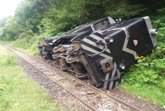 FRISSÍTVE – Kisiklott a Vasér-völgyi kisvonat mozdonya, többen megsérültek