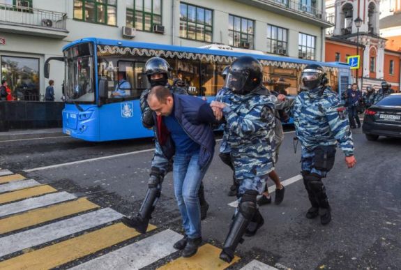 Több száz tüntetőt vettek őrizetbe Oroszországban
