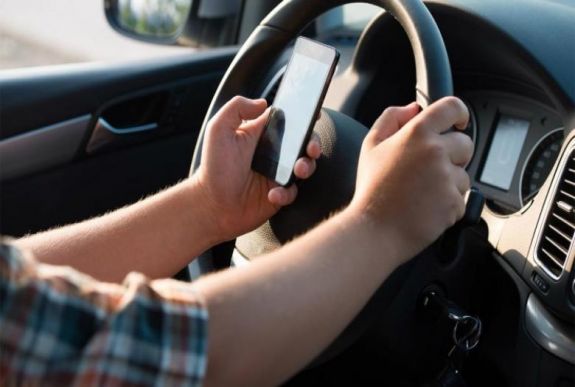 Kormányrendelettel szigorították a vezetés közbeni telefonálást