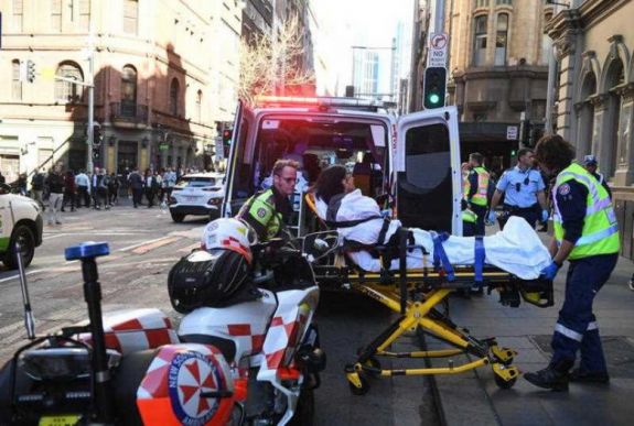 Késsel járókelőkre támadt egy férfi Sydneyben