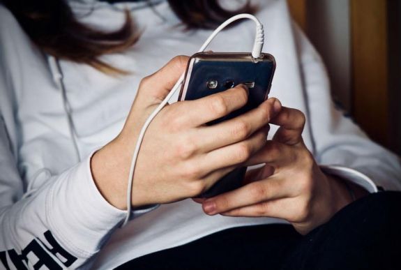 Facebookon csábította el a 14 éves lányt egy nagyváradi férfi