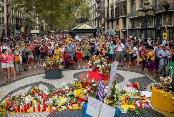Virágokkal emlékeztek a barcelonai gázolás áldozataira a merénylet második évfordulóján