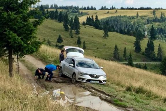 Bukaresti fiatalok rongáltak a Gyimesi-hágón