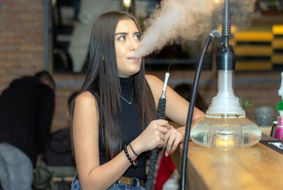 A vízipipázás veszélyesebb lehet, mint a dohányzás más formái