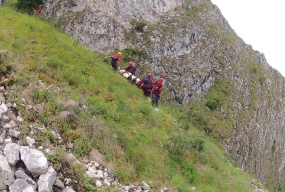 Hegyimentők hoztak le a Székelykőről egy kimerült magyar turistát