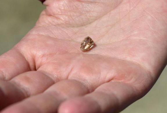 Gyémántot talált egy nő, miután YouTube-ról megtanulta, hogyan kell drágaköveket keresni