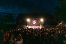 Táncra perdültek a mérai legények a Csík Zenekar csűrkoncertjén (VIDEÓ)