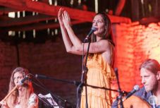 Mózes és Jézus nyelvén énekelt Mérában Sofi Tsedaka