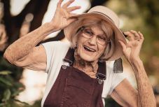 Kutatók szerint lassíthatja az agy öregedését a fül „csiklandozása