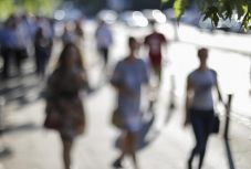 A mostani zavaros időszak jó és rossz irányba is alakulhat – Laura Grünberg társadalmi helyzetképe