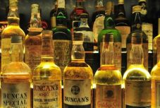 Csaló kocsmárosokat és italhamisítókat buktat le az „okos nyelv”