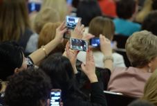 Tervezet: nem kapnak ingyenes mobilszolgáltatást a közintézmények alkalmazottai