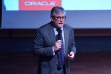 Több mint 800 ezer euró csúszópénz elfogadásával gyanúsítják az Oracle Románia vezérigazgatóját