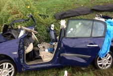 Kanyarban hajtott kamionba a személyautó, két utasa meghalt