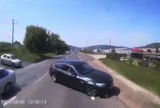 Fedélzeti kamera rögzítette a kamionos elé kanyarodó BMW-t