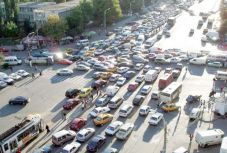 Több mint 350 ezer gépkocsit jegyeztek be az első hét hónapban