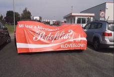 A Mi Hazánk eltorlaszolta a Coca-Cola palackozó bejáratát