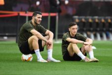 Napi 24 órás védelem alá helyezték Özilt és Kolasinacot