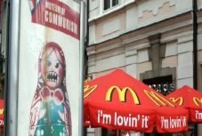 Kustán Magyari Attila: Kísértet járja be