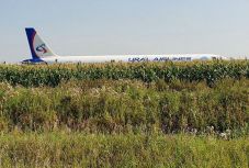 Huszonhárman megsérültek, miután madárrajjal ütközött egy utasszállító repülő