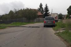 Telefonpózna dőlt egy személygépkocsira Hargita megyében