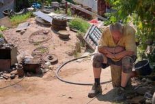 Elsírta magát udvarának újabb átkutatása közben a caracali rém