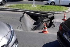Beszakadt az aszfalt, „elnyelt” a föld egy gépkocsit