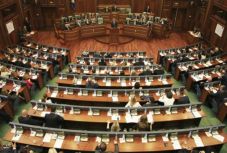 Feloszlatta magát a koszovói parlament