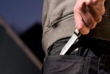 Késsel rohangált Brassó utcáin egy férfi