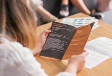 Szociális Kisokos: magyar nyelvű kiadvánnyal segítenének a nehézsorsúaknak Kolozsváron