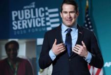 Amerikai elnökválasztás: újabb demokrata párti aspiráns lépett vissza 