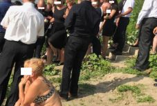 Bikiniben napozó nő zavarta meg a Tisza-parton tartott temetési szertartást