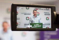 Alig választották meg az EMNP elnökének, tisztújító küldöttgyűlést hív össze Csomortányi István
