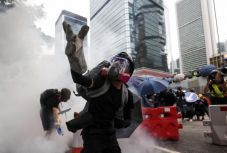 Könnygázt vetett be a hongkongi rendőrség tüntetők ellen