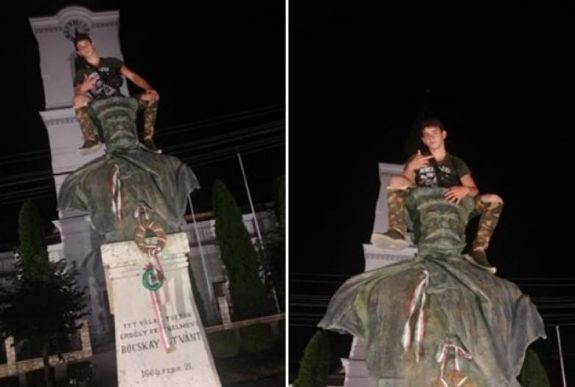 Felmászott a nyárádszeredai Bocskai-szoborra, és büszke rá a suhanc