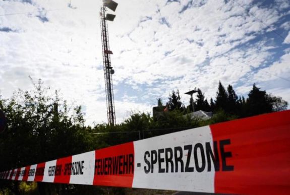 Lezuhant egy munkaállvány egy adótoronyról Németországban